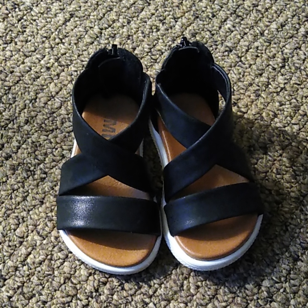 5c Black Sandals